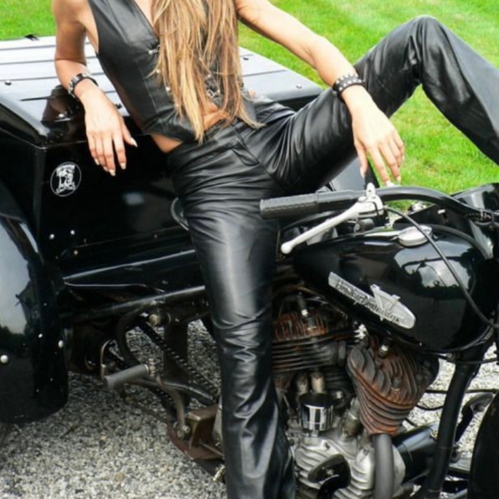 Harley Davidson women’s black leather riding pants stud details size 6